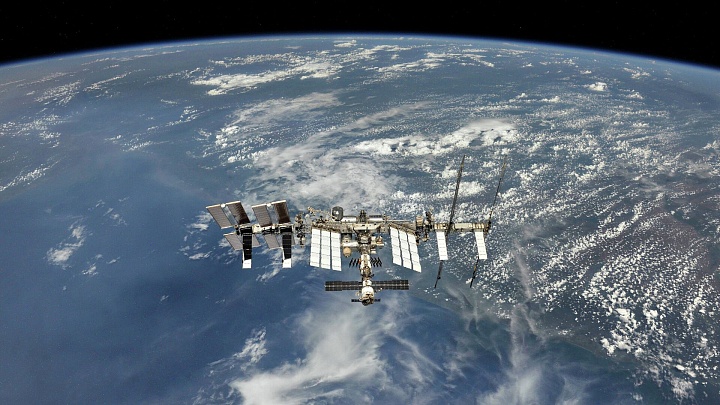 Корабль SpaceX с туристической миссией отстыковался от МКС