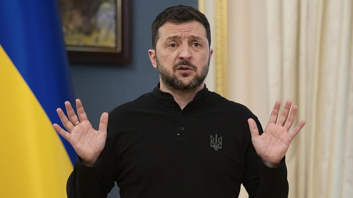 Зеленский ввел санкции против журналистов, освещающих события вокруг УПЦ